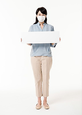포토 JPG 스튜디오촬영 전신 배너 여자 사각프레임 실내 마스크 한명 서기 들기 성인 앞모습 30대 한국인 성인여자한명만 국내포토 1 뷰포인트 모션 프레임 사람 동양인 내부 장년 사각형 여자한명만 성인여자만 파일형식