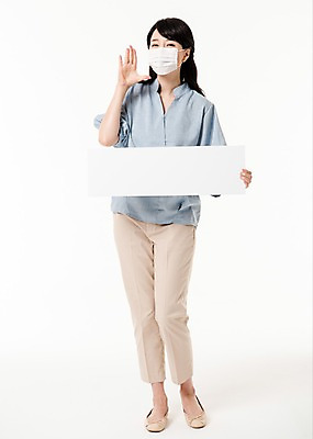 포토 JPG 스튜디오촬영 전신 배너 여자 사각프레임 실내 마스크 한명 서기 들기 손짓 성인 앞모습 30대 외침 한국인 성인여자한명만 국내포토 1 뷰포인트 모션 프레임 사람 동양인 내부 장년 사각형 소리 여자한명만 성인여자만 파일형식