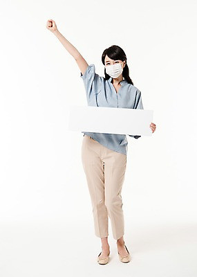 포토 JPG 스튜디오촬영 전신 배너 여자 사각프레임 실내 마스크 한명 서기 들기 성인 앞모습 30대 손들기 한국인 성인여자한명만 국내포토 1 뷰포인트 모션 프레임 사람 동양인 내부 장년 사각형 여자한명만 성인여자만 파일형식