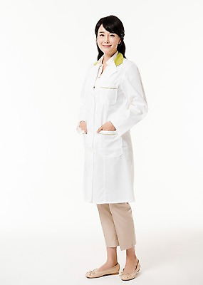 포토 JPG 스튜디오촬영 전신 여자 실내 한명 서기 미소 성인 옆모습 30대 한국인 의사가운 주머니손 약사 성인여자한명만 국내포토 1 뷰포인트 모션 표정 사람 동양인 내부 장년 의사 가운 여자한명만 성인여자만 파일형식