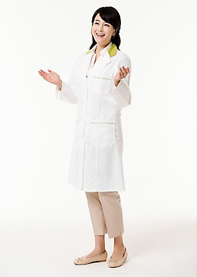 포토 JPG 스튜디오촬영 전신 여자 팔벌리기 실내 한명 서기 미소 손짓 성인 앞모습 30대 한국인 의사가운 약사 성인여자한명만 국내포토 1 뷰포인트 모션 표정 사람 동양인 내부 장년 의사 가운 여자한명만 성인여자만 파일형식