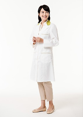 포토 JPG 스튜디오촬영 전신 응시 여자 실내 한명 서기 미소 손짓 성인 앞모습 30대 한국인 의사가운 약사 성인여자한명만 국내포토 1 시선 뷰포인트 모션 표정 사람 동양인 내부 장년 의사 가운 여자한명만 성인여자만 파일형식