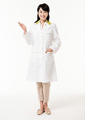 포토 JPG 스튜디오촬영 전신 여자 실내 한명 서기 미소 손짓 성인 앞모습 30대 한국인 가리킴 의사가운 주머니손 약사 성인여자한명만 국내포토 1 뷰포인트 모션 표정 사람 동양인 내부 장년 의사 가운 여자한명만 성인여자만 파일형식