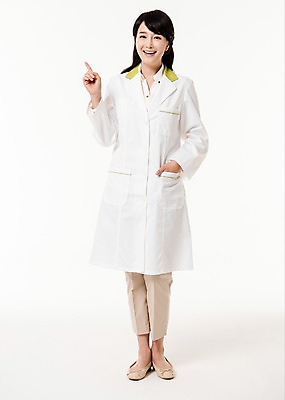 포토 JPG 스튜디오촬영 전신 여자 실내 한명 서기 미소 손짓 성인 앞모습 30대 한국인 의사가운 약사 성인여자한명만 국내포토 1 뷰포인트 모션 표정 사람 동양인 내부 장년 의사 가운 여자한명만 성인여자만 파일형식