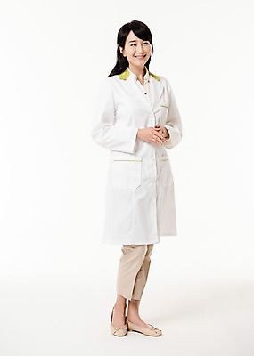 포토 JPG 스튜디오촬영 전신 응시 여자 실내 한명 서기 미소 손짓 성인 앞모습 30대 한국인 의사가운 손모으기 약사 성인여자한명만 국내포토 1 시선 뷰포인트 모션 표정 사람 동양인 내부 장년 의사 가운 여자한명만 성인여자만 파일형식