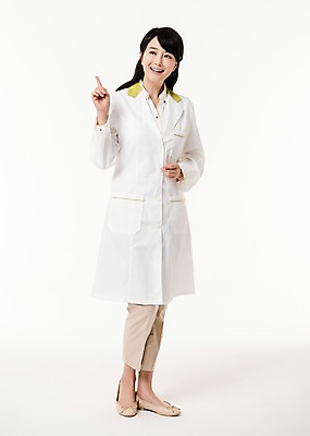 포토 JPG 스튜디오촬영 전신 응시 여자 실내 한명 서기 미소 손짓 성인 앞모습 30대 한국인 의사가운 약사 성인여자한명만 국내포토 1 시선 뷰포인트 모션 표정 사람 동양인 내부 장년 의사 가운 여자한명만 성인여자만 파일형식