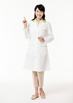 포토 JPG 스튜디오촬영 전신 여자 실내 한명 서기 미소 손짓 성인 앞모습 30대 한국인 의사가운 약사 성인여자한명만 국내포토 1 뷰포인트 모션 표정 사람 동양인 내부 장년 의사 가운 여자한명만 성인여자만 파일형식