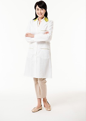 포토 JPG 스튜디오촬영 전신 여자 실내 한명 서기 미소 손짓 성인 앞모습 30대 팔짱 한국인 의사가운 약사 성인여자한명만 국내포토 1 뷰포인트 모션 표정 사람 동양인 내부 장년 의사 가운 여자한명만 성인여자만 파일형식