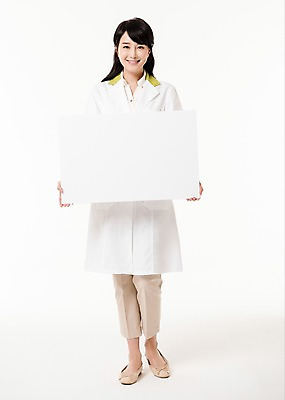 포토 JPG 스튜디오촬영 전신 배너 여자 사각프레임 실내 한명 서기 미소 들기 성인 앞모습 30대 한국인 의사가운 약사 성인여자한명만 국내포토 1 뷰포인트 모션 프레임 표정 사람 동양인 내부 장년 사각형 의사 가운 여자한명만 성인여자만 파일형식