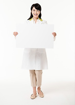 포토 JPG 스튜디오촬영 전신 배너 여자 사각프레임 실내 한명 서기 미소 들기 성인 앞모습 30대 한국인 의사가운 약사 성인여자한명만 국내포토 1 뷰포인트 모션 프레임 표정 사람 동양인 내부 장년 사각형 의사 가운 여자한명만 성인여자만 파일형식