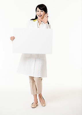 포토 JPG 스튜디오촬영 전신 배너 여자 사각프레임 실내 한명 서기 미소 들기 성인 앞모습 30대 외침 한국인 의사가운 약사 성인여자한명만 국내포토 1 뷰포인트 모션 프레임 표정 사람 동양인 내부 장년 사각형 소리 의사 가운 여자한명만 성인여자만 파일형식