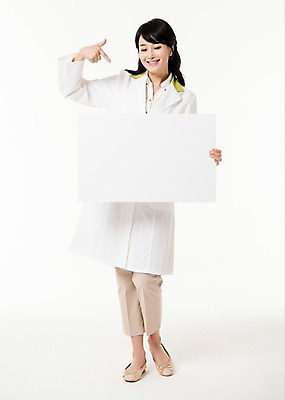 포토 JPG 스튜디오촬영 전신 배너 응시 여자 사각프레임 실내 한명 서기 미소 들기 성인 앞모습 30대 한국인 가리킴 의사가운 약사 성인여자한명만 국내포토 1 시선 뷰포인트 모션 프레임 표정 사람 동양인 손짓 내부 장년 사각형 의사 가운 여자한명만 성인여자만 파일형식