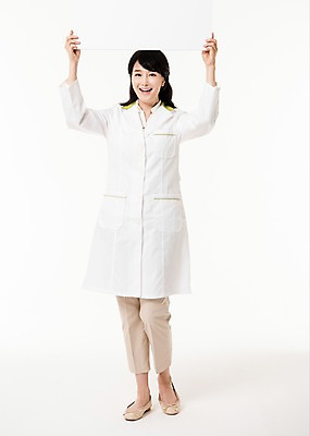 포토 JPG 스튜디오촬영 전신 배너 여자 사각프레임 실내 한명 서기 미소 들기 성인 앞모습 30대 한국인 의사가운 약사 성인여자한명만 국내포토 1 뷰포인트 모션 프레임 표정 사람 동양인 내부 장년 사각형 의사 가운 여자한명만 성인여자만 파일형식