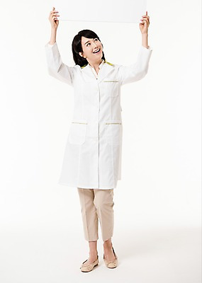 포토 JPG 스튜디오촬영 전신 배너 응시 여자 사각프레임 실내 한명 서기 미소 들기 성인 앞모습 30대 한국인 의사가운 약사 성인여자한명만 국내포토 1 시선 뷰포인트 모션 프레임 표정 사람 동양인 내부 장년 사각형 의사 가운 여자한명만 성인여자만 파일형식