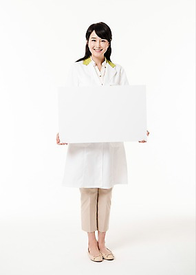 포토 JPG 스튜디오촬영 전신 배너 여자 사각프레임 실내 한명 서기 미소 들기 성인 앞모습 30대 한국인 의사가운 약사 성인여자한명만 국내포토 1 뷰포인트 모션 프레임 표정 사람 동양인 내부 장년 사각형 의사 가운 여자한명만 성인여자만 파일형식