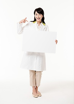 포토 JPG 스튜디오촬영 전신 배너 여자 사각프레임 실내 한명 서기 미소 들기 성인 앞모습 30대 한국인 가리킴 의사가운 약사 성인여자한명만 국내포토 1 뷰포인트 모션 프레임 표정 사람 동양인 손짓 내부 장년 사각형 의사 가운 여자한명만 성인여자만 파일형식