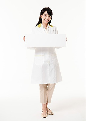 포토 JPG 스튜디오촬영 전신 배너 여자 사각프레임 실내 한명 서기 미소 들기 성인 앞모습 30대 한국인 의사가운 약사 성인여자한명만 국내포토 1 뷰포인트 모션 프레임 표정 사람 동양인 내부 장년 사각형 의사 가운 여자한명만 성인여자만 파일형식