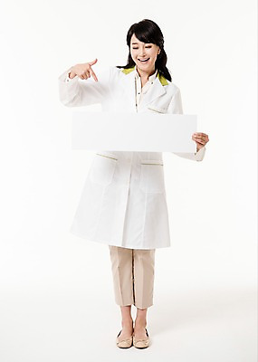 포토 JPG 스튜디오촬영 전신 배너 여자 사각프레임 실내 한명 서기 미소 들기 성인 앞모습 30대 한국인 가리킴 의사가운 약사 성인여자한명만 국내포토 1 뷰포인트 모션 프레임 표정 사람 동양인 손짓 내부 장년 사각형 의사 가운 여자한명만 성인여자만 파일형식