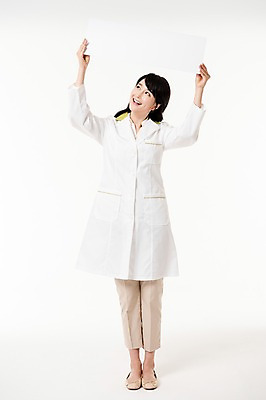 포토 JPG 스튜디오촬영 전신 배너 여자 사각프레임 실내 한명 서기 미소 들기 성인 앞모습 30대 한국인 의사가운 약사 성인여자한명만 국내포토 1 뷰포인트 모션 프레임 표정 사람 동양인 내부 장년 사각형 의사 가운 여자한명만 성인여자만 파일형식