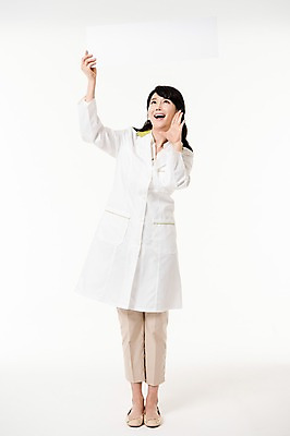 포토 JPG 스튜디오촬영 전신 배너 여자 사각프레임 실내 한명 서기 미소 들기 성인 앞모습 30대 외침 한국인 의사가운 약사 성인여자한명만 국내포토 1 뷰포인트 모션 프레임 표정 사람 동양인 내부 장년 사각형 소리 의사 가운 여자한명만 성인여자만 파일형식