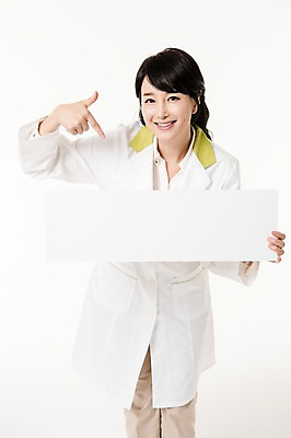 포토 JPG 스튜디오촬영 배너 여자 사각프레임 실내 한명 서기 미소 들기 상반신 성인 앞모습 30대 한국인 가리킴 의사가운 약사 성인여자한명만 국내포토 1 뷰포인트 모션 프레임 표정 사람 동양인 손짓 내부 장년 사각형 의사 가운 여자한명만 성인여자만 파일형식