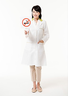 포토 JPG 스튜디오촬영 전신 배너 여자 실내 한명 서기 미소 들기 성인 앞모습 30대 한국인 의사가운 주머니손 금연 금연표지판 약사 성인여자한명만 국내포토 1 캠페인 뷰포인트 모션 표정 사람 동양인 내부 장년 의사 가운 표지판 사회이슈 여자한명만 성인여자만 파일형식