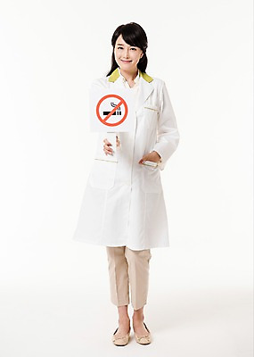 포토 JPG 스튜디오촬영 전신 배너 여자 실내 한명 서기 미소 들기 성인 앞모습 30대 한국인 의사가운 주머니손 금연 금연표지판 약사 성인여자한명만 국내포토 1 캠페인 뷰포인트 모션 표정 사람 동양인 내부 장년 의사 가운 표지판 사회이슈 여자한명만 성인여자만 파일형식
