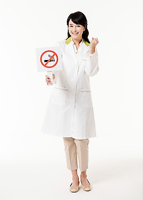 포토 JPG 스튜디오촬영 전신 배너 여자 실내 한명 서기 미소 들기 성인 앞모습 30대 파이팅 한국인 의사가운 금연 금연표지판 약사 성인여자한명만 국내포토 1 캠페인 뷰포인트 모션 표정 사람 동양인 내부 장년 의사 가운 표지판 사회이슈 여자한명만 성인여자만 파일형식