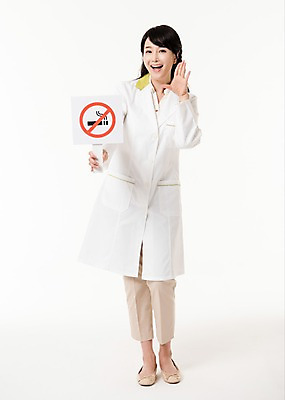 포토 JPG 스튜디오촬영 전신 배너 여자 실내 한명 서기 미소 들기 성인 앞모습 30대 외침 한국인 의사가운 금연 금연표지판 약사 성인여자한명만 국내포토 1 캠페인 뷰포인트 모션 표정 사람 동양인 내부 장년 소리 의사 가운 표지판 사회이슈 여자한명만 성인여자만 파일형식