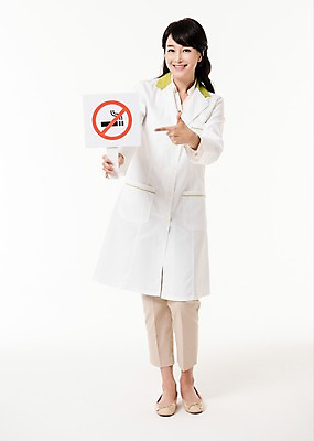 포토 JPG 스튜디오촬영 전신 배너 여자 실내 한명 서기 미소 들기 성인 앞모습 30대 한국인 가리킴 의사가운 금연 금연표지판 약사 성인여자한명만 국내포토 1 캠페인 뷰포인트 모션 표정 사람 동양인 손짓 내부 장년 의사 가운 표지판 사회이슈 여자한명만 성인여자만 파일형식