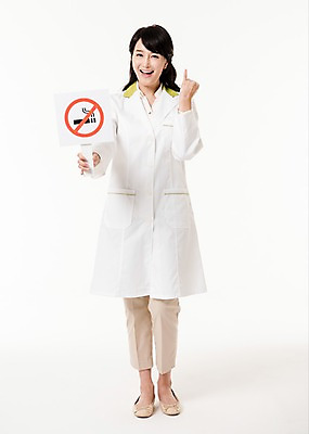포토 JPG 스튜디오촬영 전신 배너 여자 실내 한명 서기 미소 들기 성인 앞모습 30대 한국인 의사가운 약속 금연 금연표지판 약사 성인여자한명만 국내포토 1 캠페인 뷰포인트 모션 표정 사람 동양인 내부 장년 의사 가운 표지판 사회이슈 여자한명만 성인여자만 파일형식