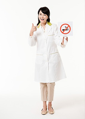 포토 JPG 스튜디오촬영 전신 배너 여자 실내 한명 서기 미소 들기 성인 앞모습 30대 한국인 가리킴 의사가운 금연 금연표지판 약사 성인여자한명만 국내포토 1 캠페인 뷰포인트 모션 표정 사람 동양인 손짓 내부 장년 의사 가운 표지판 사회이슈 여자한명만 성인여자만 파일형식