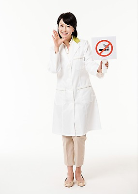 포토 JPG 스튜디오촬영 전신 배너 여자 실내 한명 서기 미소 들기 성인 앞모습 30대 외침 한국인 의사가운 금연 금연표지판 약사 성인여자한명만 국내포토 1 캠페인 뷰포인트 모션 표정 사람 동양인 내부 장년 소리 의사 가운 표지판 사회이슈 여자한명만 성인여자만 파일형식
