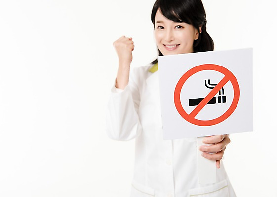 포토 JPG 스튜디오촬영 배너 여자 실내 한명 서기 미소 들기 상반신 성인 앞모습 아웃포커스 30대 파이팅 한국인 의사가운 금연 금연표지판 약사 성인여자한명만 국내포토 1 캠페인 뷰포인트 모션 촬영기법 표정 사람 동양인 내부 장년 의사 가운 표지판 사회이슈 여자한명만 성인여자만 파일형식