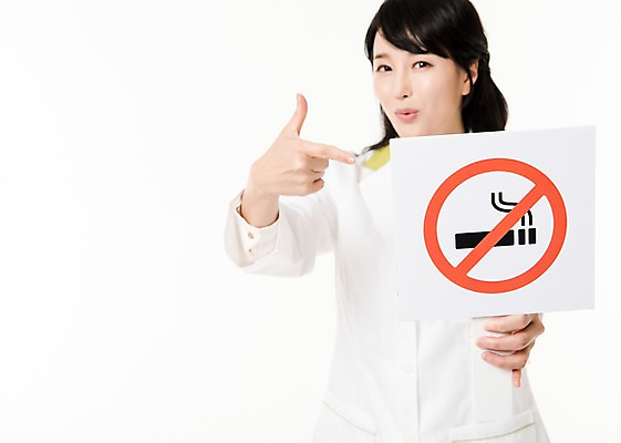 포토 JPG 스튜디오촬영 배너 여자 실내 한명 서기 미소 들기 상반신 성인 앞모습 아웃포커스 30대 한국인 가리킴 의사가운 금연 금연표지판 약사 성인여자한명만 국내포토 1 캠페인 뷰포인트 모션 촬영기법 표정 사람 동양인 손짓 내부 장년 의사 가운 표지판 사회이슈 여자한명만 성인여자만 파일형식