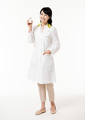 포토 JPG 스튜디오촬영 전신 응시 여자 실내 한명 서기 미소 들기 성인 앞모습 30대 한국인 의사가운 약병 주머니손 약사 성인여자한명만 국내포토 1 시선 뷰포인트 모션 표정 사람 동양인 내부 장년 약 의사 가운 병_담는 여자한명만 성인여자만 파일형식