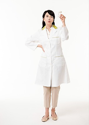포토 JPG 스튜디오촬영 전신 여자 허리손 실내 한명 서기 들기 성인 앞모습 30대 한국인 의사가운 약병 약사 성인여자한명만 국내포토 1 뷰포인트 포즈 모션 사람 동양인 내부 장년 약 의사 가운 병_담는 여자한명만 성인여자만 파일형식
