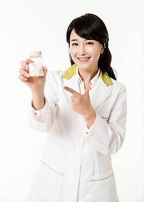 포토 JPG 스튜디오촬영 여자 실내 한명 서기 미소 들기 상반신 성인 앞모습 30대 한국인 가리킴 의사가운 약병 약사 성인여자한명만 국내포토 1 뷰포인트 모션 표정 사람 동양인 손짓 내부 장년 약 의사 가운 병_담는 여자한명만 성인여자만 파일형식