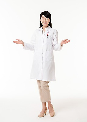 포토 JPG 스튜디오촬영 전신 여자 팔벌리기 실내 한명 서기 성인 앞모습 30대 한국인 의사 의사가운 성인여자한명만 국내포토 1 뷰포인트 모션 사람 동양인 내부 장년 의료진 가운 여자한명만 성인여자만 파일형식