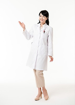 포토 JPG 스튜디오촬영 전신 응시 여자 실내 한명 서기 성인 앞모습 30대 한국인 의사 가리킴 의사가운 성인여자한명만 국내포토 1 시선 뷰포인트 모션 사람 동양인 손짓 내부 장년 의료진 가운 여자한명만 성인여자만 파일형식