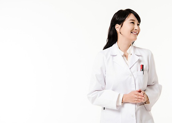 포토 JPG 스튜디오촬영 응시 여자 실내 한명 서기 미소 상반신 성인 앞모습 30대 한국인 의사 의사가운 손모으기 성인여자한명만 국내포토 1 시선 뷰포인트 모션 표정 사람 동양인 손짓 내부 장년 의료진 가운 여자한명만 성인여자만 파일형식