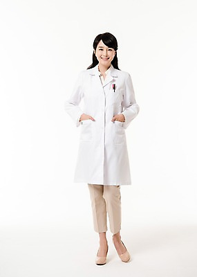 포토 JPG 스튜디오촬영 전신 여자 실내 한명 서기 미소 성인 앞모습 30대 한국인 의사 의사가운 주머니손 성인여자한명만 국내포토 1 뷰포인트 모션 표정 사람 동양인 내부 장년 의료진 가운 여자한명만 성인여자만 파일형식