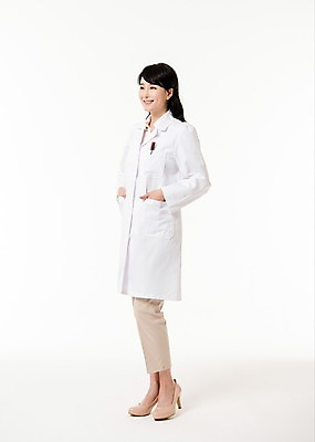 포토 JPG 스튜디오촬영 전신 응시 여자 실내 한명 서기 미소 성인 옆모습 30대 한국인 의사 의사가운 주머니손 성인여자한명만 국내포토 1 시선 뷰포인트 모션 표정 사람 동양인 내부 장년 의료진 가운 여자한명만 성인여자만 파일형식