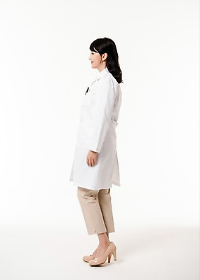포토 JPG 스튜디오촬영 전신 응시 여자 실내 한명 서기 미소 성인 옆모습 30대 한국인 의사 의사가운 성인여자한명만 국내포토 1 시선 뷰포인트 모션 표정 사람 동양인 내부 장년 의료진 가운 여자한명만 성인여자만 파일형식