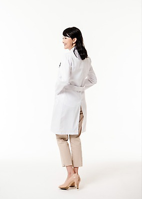 포토 JPG 스튜디오촬영 전신 응시 여자 실내 한명 서기 미소 성인 뒷모습 30대 한국인 의사 의사가운 주머니손 성인여자한명만 국내포토 1 시선 뷰포인트 모션 표정 사람 동양인 내부 장년 의료진 가운 여자한명만 성인여자만 파일형식