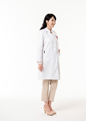 포토 JPG 스튜디오촬영 전신 응시 여자 실내 한명 서기 미소 성인 옆모습 30대 한국인 의사 의사가운 주머니손 성인여자한명만 국내포토 1 시선 뷰포인트 모션 표정 사람 동양인 내부 장년 의료진 가운 여자한명만 성인여자만 파일형식