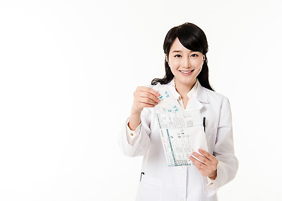 포토 JPG 스튜디오촬영 여자 실내 한명 서기 미소 들기 상반신 성인 앞모습 30대 약 한국인 의사 의사가운 약봉투 성인여자한명만 국내포토 1 뷰포인트 의학 모션 봉투 표정 사람 동양인 내부 장년 의료진 가운 여자한명만 성인여자만 파일형식