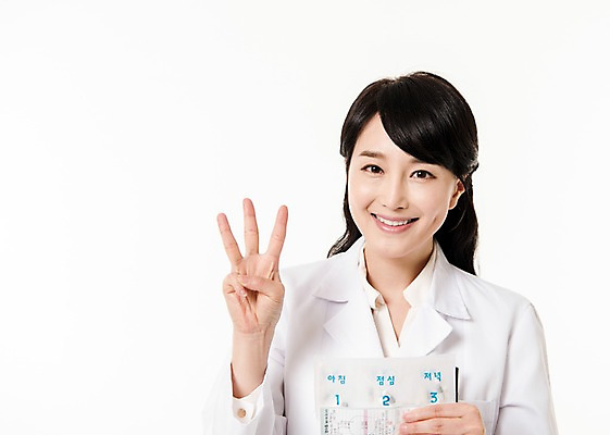 포토 JPG 스튜디오촬영 여자 실내 3 한명 서기 미소 들기 손짓 상반신 성인 앞모습 30대 약 한국인 의사 의사가운 약봉투 성인여자한명만 국내포토 1 뷰포인트 의학 모션 봉투 표정 사람 동양인 내부 장년 의료진 가운 여자한명만 성인여자만 파일형식