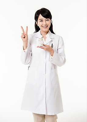 포토 JPG 스튜디오촬영 여자 2 실내 한명 서기 미소 들기 손짓 상반신 성인 앞모습 30대 한국인 의사 의사가운 약병 성인여자한명만 국내포토 1 뷰포인트 모션 표정 사람 동양인 내부 장년 약 의료진 가운 병_담는 여자한명만 성인여자만 파일형식