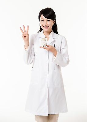 포토 JPG 스튜디오촬영 여자 실내 3 한명 서기 미소 들기 손짓 상반신 성인 앞모습 30대 한국인 의사 의사가운 약병 성인여자한명만 국내포토 1 뷰포인트 모션 표정 사람 동양인 내부 장년 약 의료진 가운 병_담는 여자한명만 성인여자만 파일형식